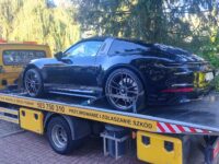 Czarne Porsche na lawecie