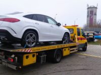 Osobowy Mercedes na lawecie