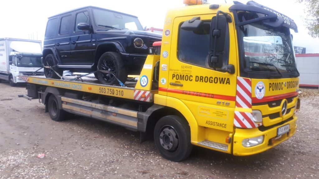 czarny jeep na lawecie
