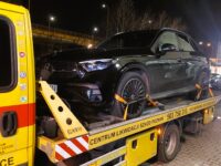 czarny Mercedes na lawecie