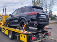 Uszkodzony Mercedes na lawecie