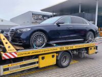 elegancki Mercedes na lawecie