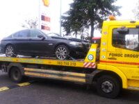 Czarne BMW na lawecie