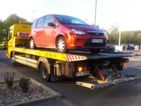 Czerwony Ford na lawecie