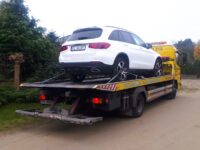 bialy Mercedes na lawecie