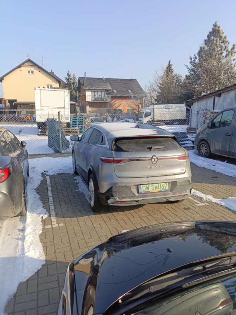 Zaparkowany samochód widziany od tyłu